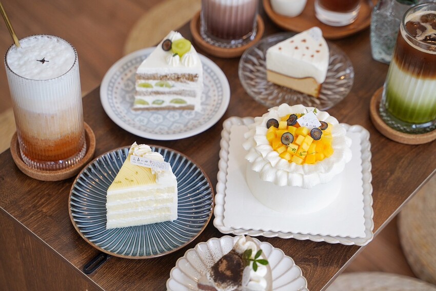 宜蘭必訪的咖啡廳就是這間「花轟小姐」,必點水果戚風蛋糕系列、雙層巴斯克乳酪蛋糕,減糖配方很加分!另有千層蛋糕可以選擇,下次來宜蘭旅遊別錯過了! - 阿華田的美食日記