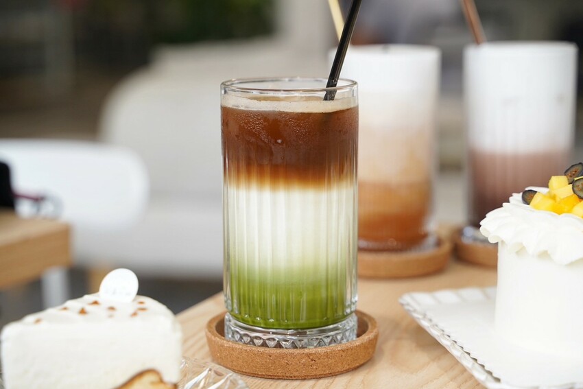 宜蘭必訪的咖啡廳就是這間「花轟小姐」,必點水果戚風蛋糕系列、雙層巴斯克乳酪蛋糕,減糖配方很加分!另有千層蛋糕可以選擇,下次來宜蘭旅遊別錯過了! - 阿華田的美食日記