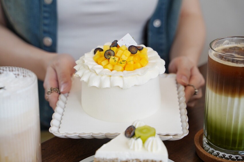 宜蘭必訪的咖啡廳就是這間「花轟小姐」,必點水果戚風蛋糕系列、雙層巴斯克乳酪蛋糕,減糖配方很加分!另有千層蛋糕可以選擇,下次來宜蘭旅遊別錯過了! - 阿華田的美食日記