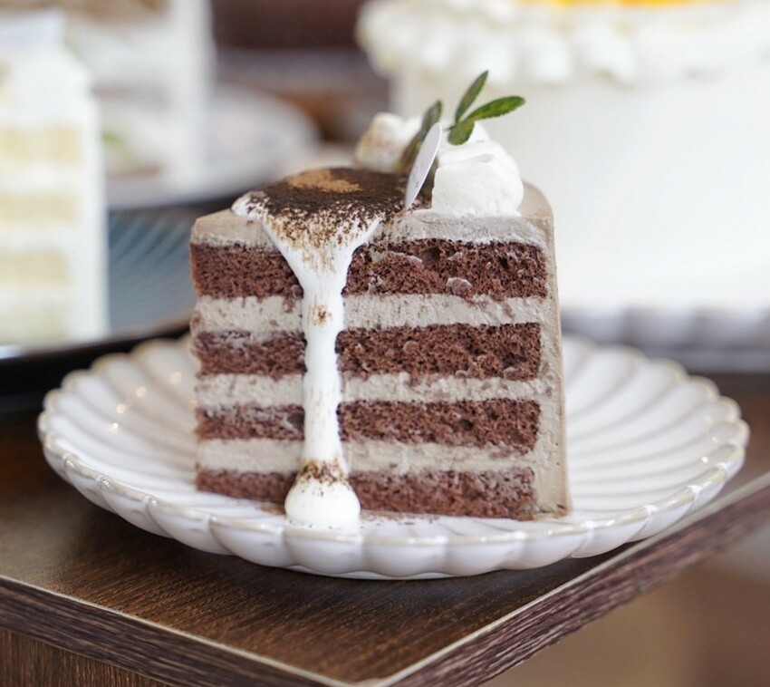 宜蘭必訪的咖啡廳就是這間「花轟小姐」,必點水果戚風蛋糕系列、雙層巴斯克乳酪蛋糕,減糖配方很加分!另有千層蛋糕可以選擇,下次來宜蘭旅遊別錯過了! - 阿華田的美食日記