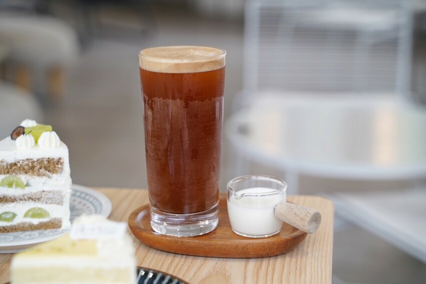 宜蘭必訪的咖啡廳就是這間「花轟小姐」,必點水果戚風蛋糕系列、雙層巴斯克乳酪蛋糕,減糖配方很加分!另有千層蛋糕可以選擇,下次來宜蘭旅遊別錯過了! - 阿華田的美食日記