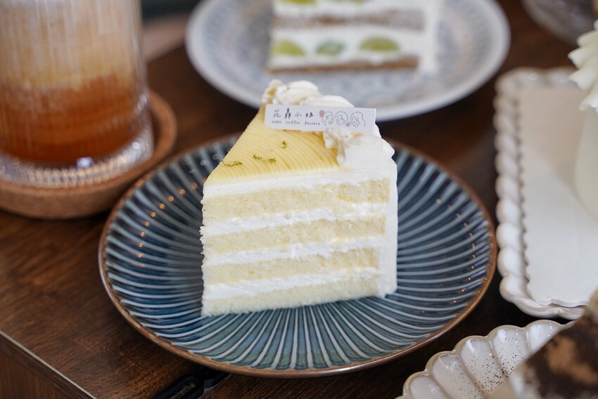 宜蘭必訪的咖啡廳就是這間「花轟小姐」,必點水果戚風蛋糕系列、雙層巴斯克乳酪蛋糕,減糖配方很加分!另有千層蛋糕可以選擇,下次來宜蘭旅遊別錯過了! - 阿華田的美食日記