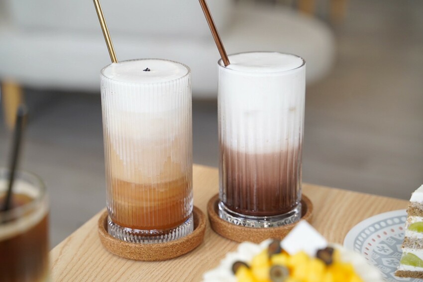 宜蘭必訪的咖啡廳就是這間「花轟小姐」,必點水果戚風蛋糕系列、雙層巴斯克乳酪蛋糕,減糖配方很加分!另有千層蛋糕可以選擇,下次來宜蘭旅遊別錯過了! - 阿華田的美食日記