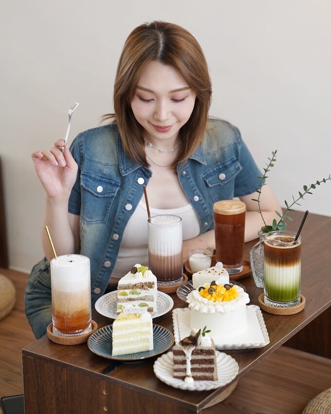 宜蘭必訪的咖啡廳就是這間「花轟小姐」,必點水果戚風蛋糕系列、雙層巴斯克乳酪蛋糕,減糖配方很加分!另有千層蛋糕可以選擇,下次來宜蘭旅遊別錯過了! - 阿華田的美食日記