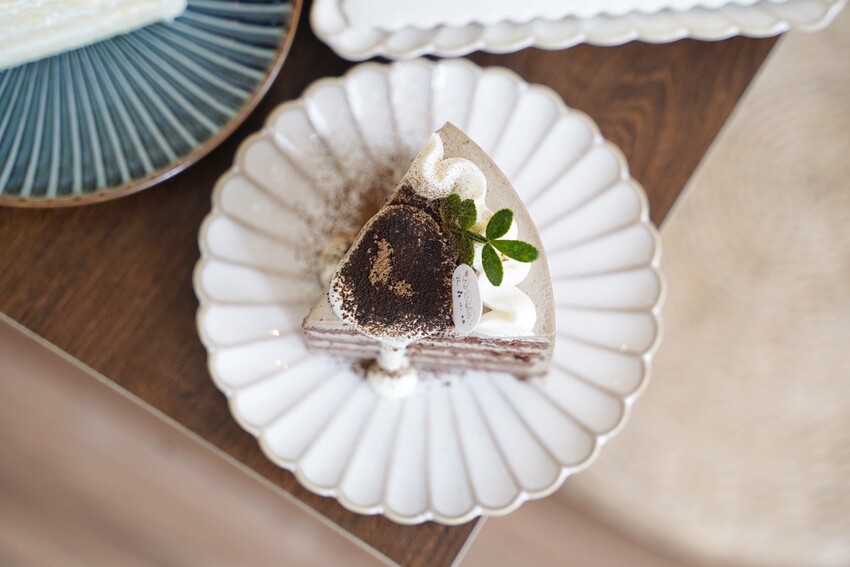 宜蘭必訪的咖啡廳就是這間「花轟小姐」,必點水果戚風蛋糕系列、雙層巴斯克乳酪蛋糕,減糖配方很加分!另有千層蛋糕可以選擇,下次來宜蘭旅遊別錯過了! - 阿華田的美食日記