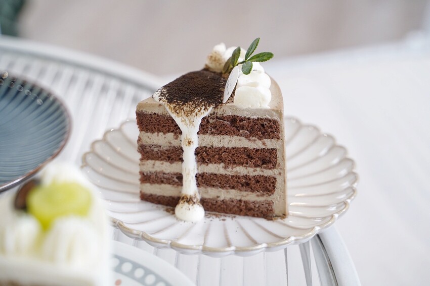 宜蘭必訪的咖啡廳就是這間「花轟小姐」,必點水果戚風蛋糕系列、雙層巴斯克乳酪蛋糕,減糖配方很加分!另有千層蛋糕可以選擇,下次來宜蘭旅遊別錯過了! - 阿華田的美食日記