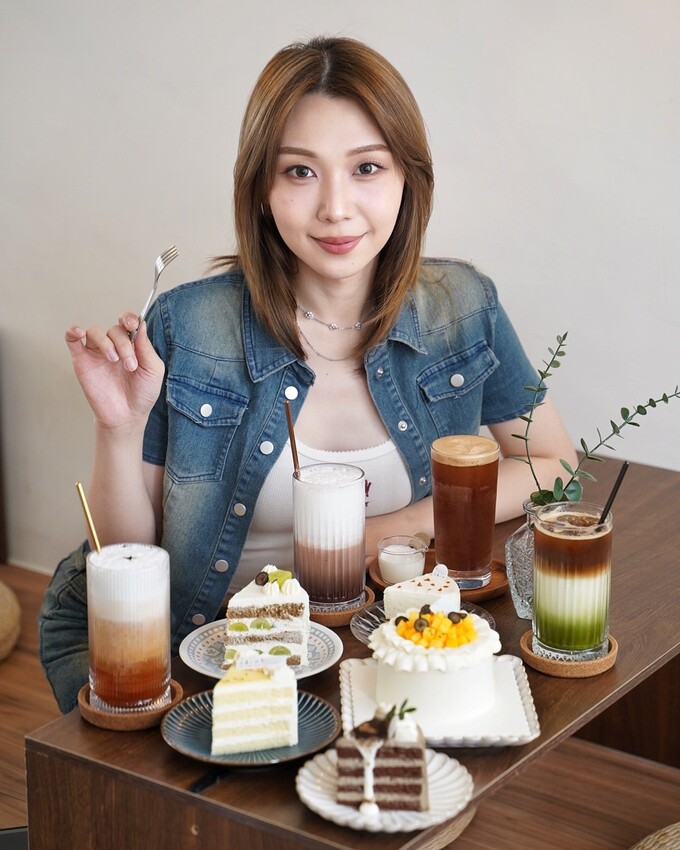 宜蘭必訪的咖啡廳就是這間「花轟小姐」,必點水果戚風蛋糕系列、雙層巴斯克乳酪蛋糕,減糖配方很加分!另有千層蛋糕可以選擇,下次來宜蘭旅遊別錯過了! - 阿華田的美食日記