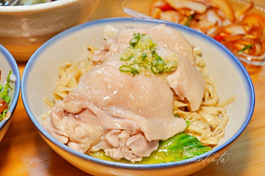 【台中】桂蘭麵，巷弄中老宅麵店，手切滷肉飯爆多香菜，50元雞腿麵可遇不可求