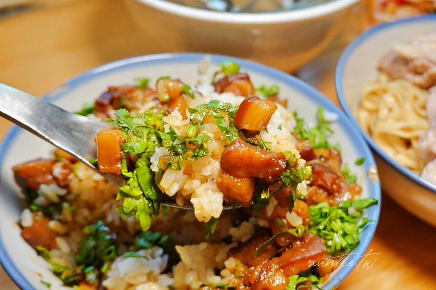 【台中】桂蘭麵，巷弄中老宅麵店，手切滷肉飯爆多香菜，50元雞腿麵可遇不可求
