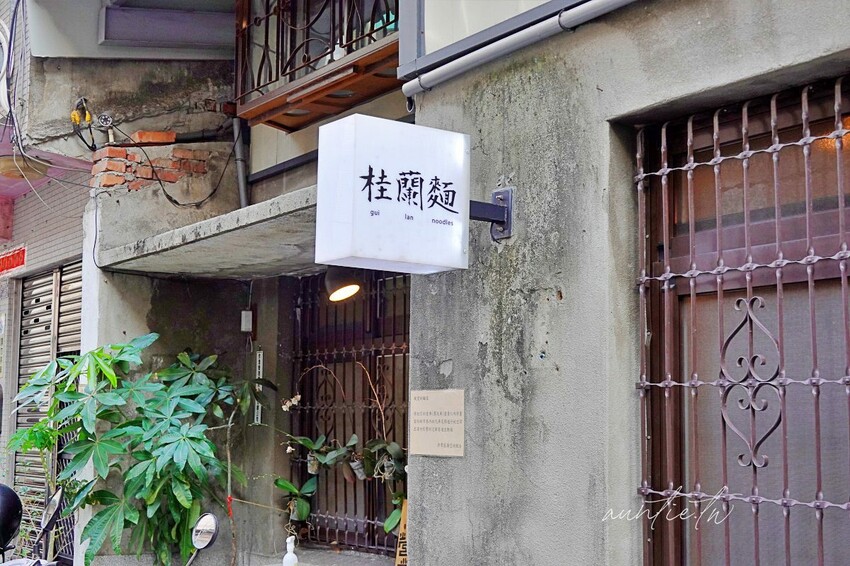 【台中】桂蘭麵，巷弄中老宅麵店，手切滷肉飯爆多香菜，50元雞腿麵可遇不可求