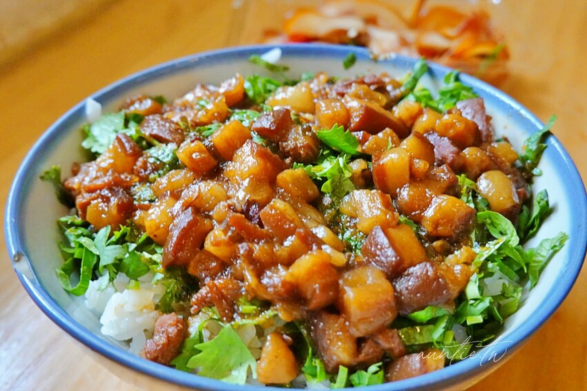 【台中】桂蘭麵，巷弄中老宅麵店，手切滷肉飯爆多香菜，50元雞腿麵可遇不可求