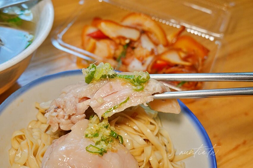 【台中】桂蘭麵，巷弄中老宅麵店，手切滷肉飯爆多香菜，50元雞腿麵可遇不可求