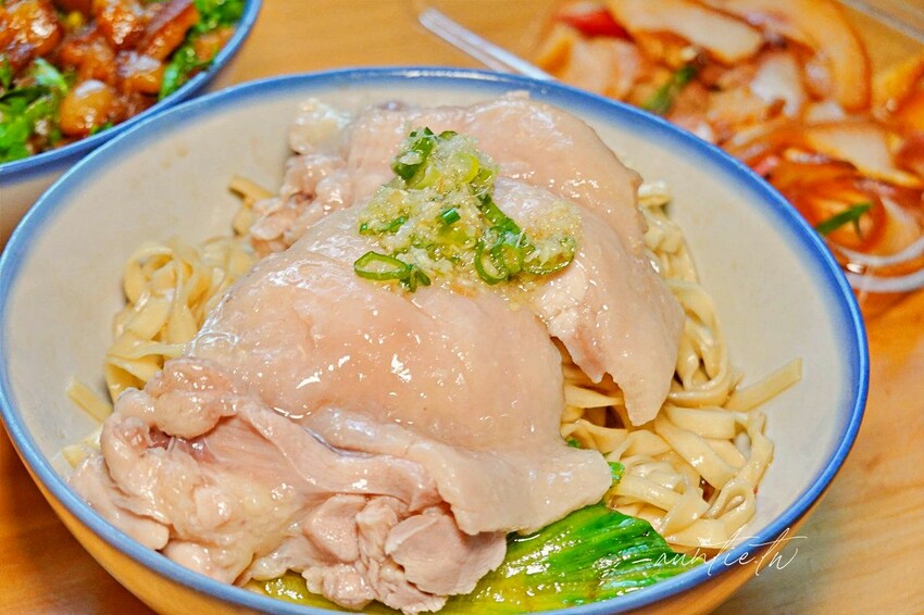 【台中】桂蘭麵，巷弄中老宅麵店，手切滷肉飯爆多香菜，50元雞腿麵可遇不可求