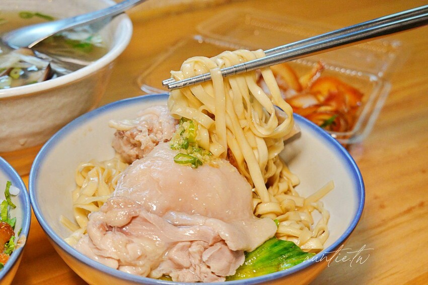 【台中】桂蘭麵，巷弄中老宅麵店，手切滷肉飯爆多香菜，50元雞腿麵可遇不可求