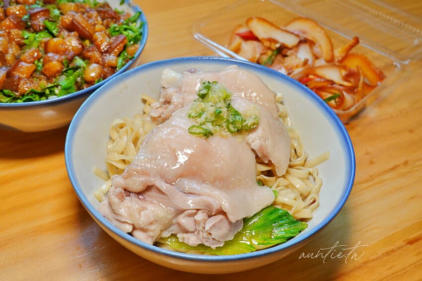 【台中】桂蘭麵，巷弄中老宅麵店，手切滷肉飯爆多香菜，50元雞腿麵可遇不可求
