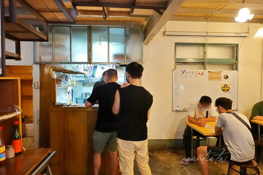 【台中】桂蘭麵，巷弄中老宅麵店，手切滷肉飯爆多香菜，50元雞腿麵可遇不可求