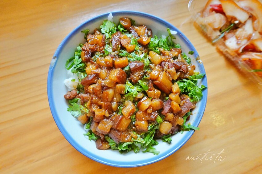 【台中】桂蘭麵，巷弄中老宅麵店，手切滷肉飯爆多香菜，50元雞腿麵可遇不可求