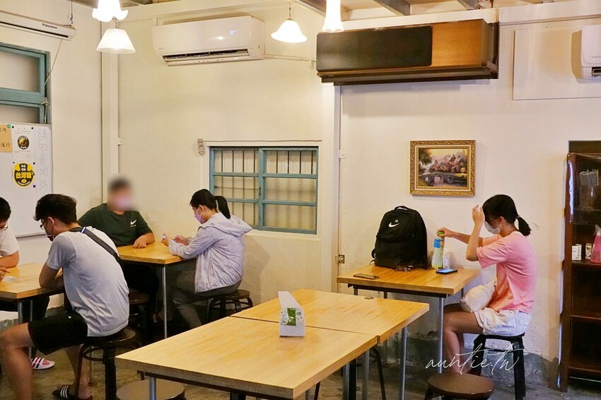 【台中】桂蘭麵，巷弄中老宅麵店，手切滷肉飯爆多香菜，50元雞腿麵可遇不可求