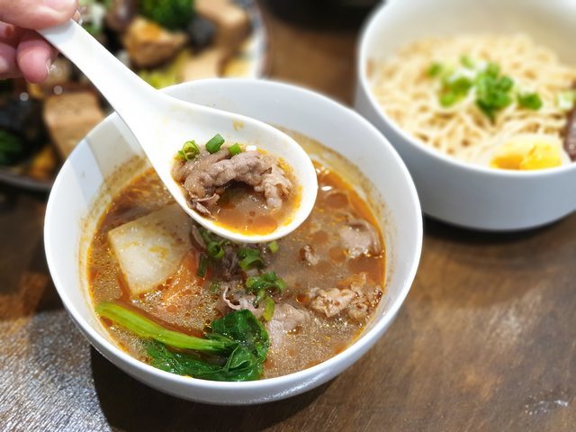 高雄美食||裹麵-我在韓系風格的餐館，吃著台灣傳統拌麵與滷味||苓雅區、傳統美食