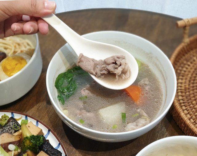 高雄美食||裹麵-我在韓系風格的餐館，吃著台灣傳統拌麵與滷味||苓雅區、傳統美食