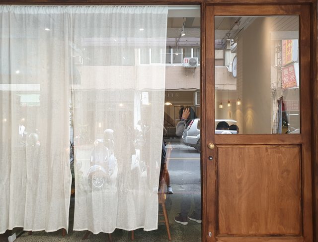 高雄美食||裹麵-我在韓系風格的餐館，吃著台灣傳統拌麵與滷味||苓雅區、傳統美食