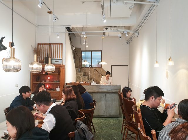 高雄美食||裹麵-我在韓系風格的餐館，吃著台灣傳統拌麵與滷味||苓雅區、傳統美食