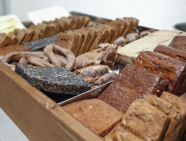 高雄美食||裹麵-我在韓系風格的餐館，吃著台灣傳統拌麵與滷味||苓雅區、傳統美食