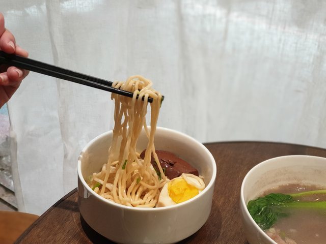 高雄美食||裹麵-我在韓系風格的餐館，吃著台灣傳統拌麵與滷味||苓雅區、傳統美食