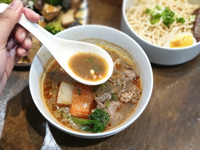 高雄美食||裹麵-我在韓系風格的餐館，吃著台灣傳統拌麵與滷味||苓雅區、傳統美食