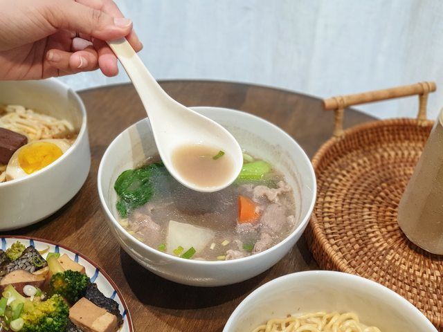高雄美食||裹麵-我在韓系風格的餐館，吃著台灣傳統拌麵與滷味||苓雅區、傳統美食