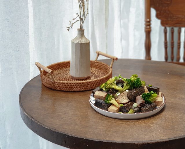 高雄美食||裹麵-我在韓系風格的餐館，吃著台灣傳統拌麵與滷味||苓雅區、傳統美食