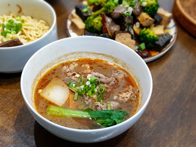 高雄美食||裹麵-我在韓系風格的餐館，吃著台灣傳統拌麵與滷味||苓雅區、傳統美食