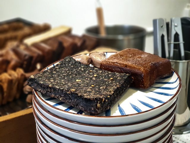 高雄美食||裹麵-我在韓系風格的餐館，吃著台灣傳統拌麵與滷味||苓雅區、傳統美食