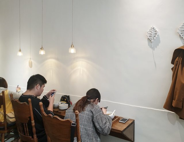 高雄美食||裹麵-我在韓系風格的餐館，吃著台灣傳統拌麵與滷味||苓雅區、傳統美食