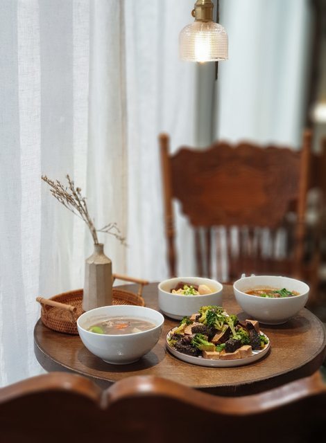 高雄美食||裹麵-我在韓系風格的餐館，吃著台灣傳統拌麵與滷味||苓雅區、傳統美食