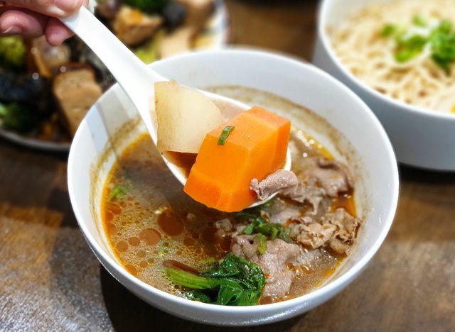 高雄美食||裹麵-我在韓系風格的餐館，吃著台灣傳統拌麵與滷味||苓雅區、傳統美食