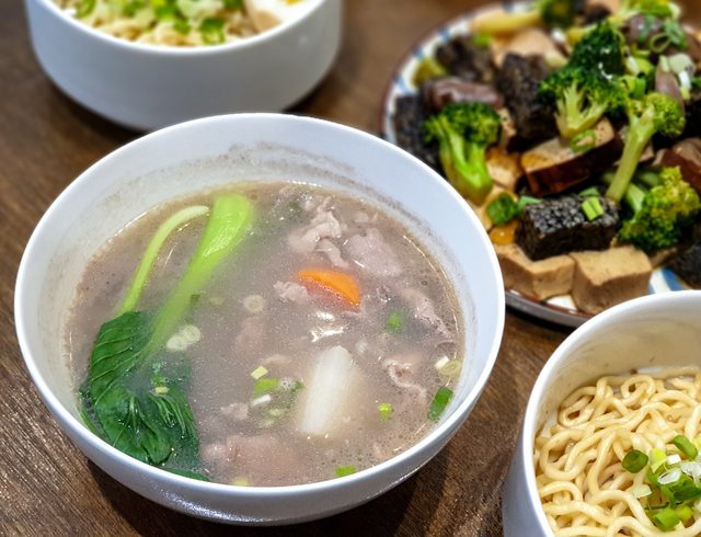 高雄美食||裹麵-我在韓系風格的餐館，吃著台灣傳統拌麵與滷味||苓雅區、傳統美食