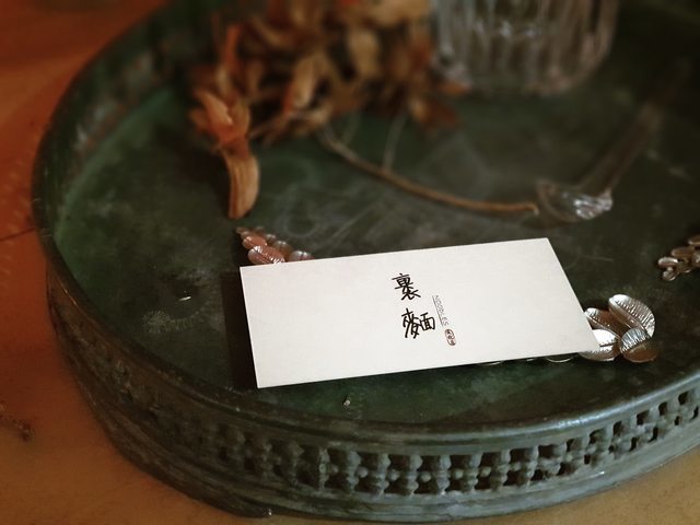 高雄美食||裹麵-我在韓系風格的餐館，吃著台灣傳統拌麵與滷味||苓雅區、傳統美食