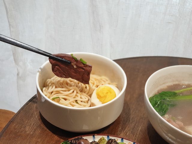 高雄美食||裹麵-我在韓系風格的餐館，吃著台灣傳統拌麵與滷味||苓雅區、傳統美食