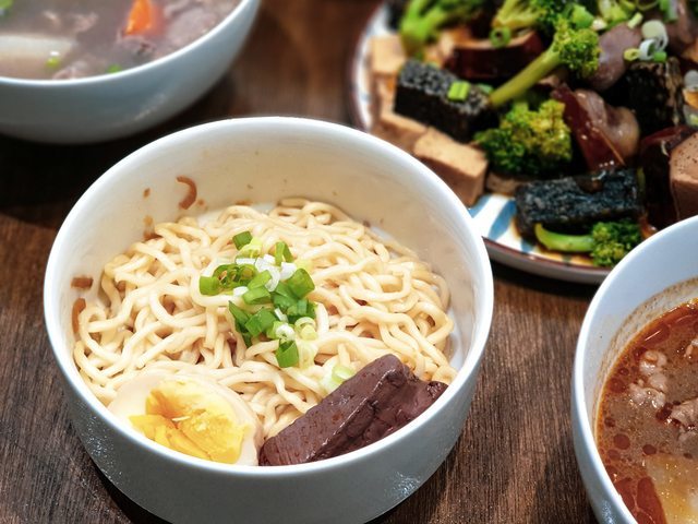 高雄美食||裹麵-我在韓系風格的餐館，吃著台灣傳統拌麵與滷味||苓雅區、傳統美食