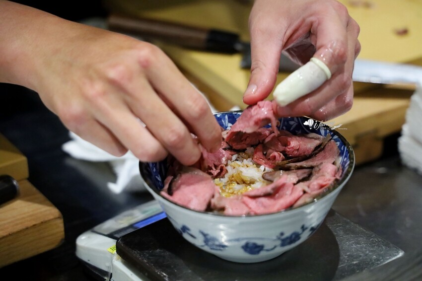 台北市中山區忠孝復興站 | YORUよる 現烤現切紐約客牛定食不用500元 連續三年榮獲米其林餐盤推薦