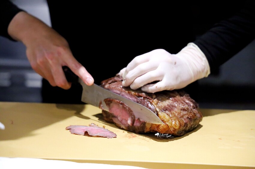 台北市中山區忠孝復興站 | YORUよる 現烤現切紐約客牛定食不用500元 連續三年榮獲米其林餐盤推薦