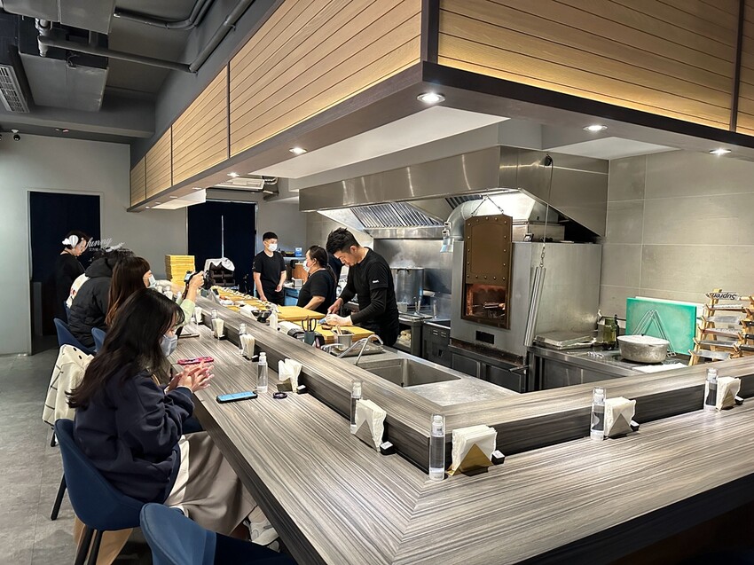 台北市中山區忠孝復興站 | YORUよる 現烤現切紐約客牛定食不用500元 連續三年榮獲米其林餐盤推薦