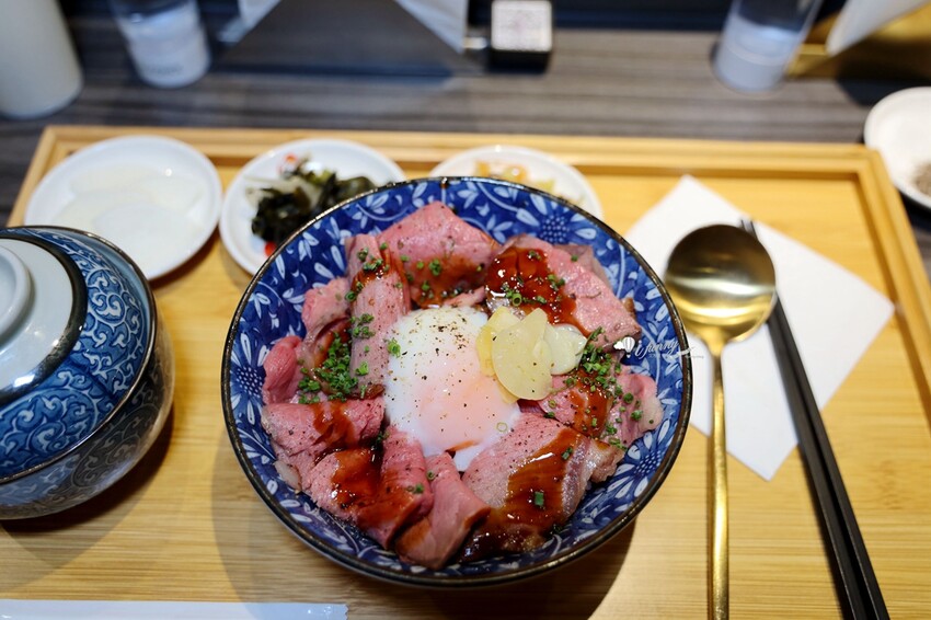 台北市中山區忠孝復興站 | YORUよる 現烤現切紐約客牛定食不用500元 連續三年榮獲米其林餐盤推薦