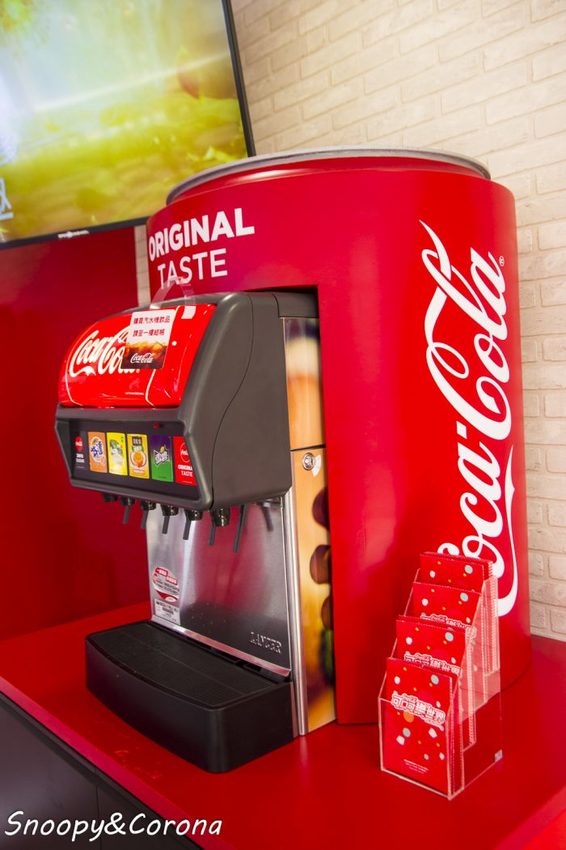 【玩樂．台北】7-ELEVEN X 可口可樂聯名門市／7-11威京門市～大紅色搶眼裝潢與可口可樂絕版收藏品，可樂迷必打卡