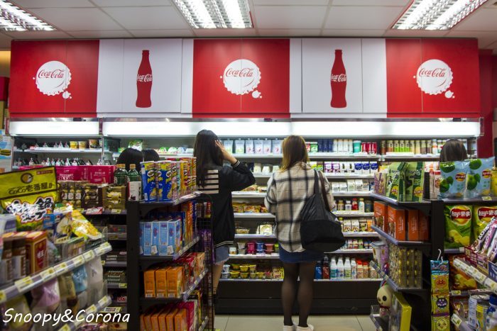 【玩樂．台北】7-ELEVEN X 可口可樂聯名門市／7-11威京門市～大紅色搶眼裝潢與可口可樂絕版收藏品，可樂迷必打卡