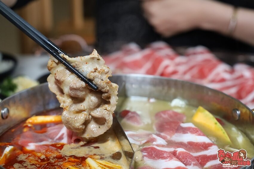 【台南火鍋】叢林系南洋風格型態的火鍋店!海鮮肉品滿到整個快溢出來。母親節、父親節聚餐推薦:花花世界鍋物WHATSWORLDresort-台南東區總店-火鍋界中的唯一奇葩 - 熱血玩台南。跳躍新世界