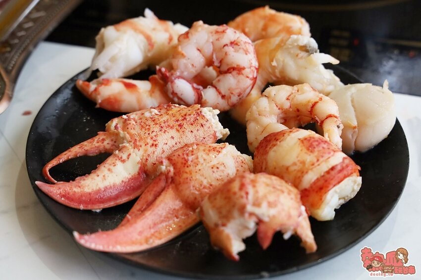 【台南火鍋】叢林系南洋風格型態的火鍋店!海鮮肉品滿到整個快溢出來。母親節、父親節聚餐推薦:花花世界鍋物WHATSWORLDresort-台南東區總店-火鍋界中的唯一奇葩 - 熱血玩台南。跳躍新世界