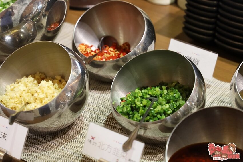 【台南火鍋】叢林系南洋風格型態的火鍋店!海鮮肉品滿到整個快溢出來。母親節、父親節聚餐推薦:花花世界鍋物WHATSWORLDresort-台南東區總店-火鍋界中的唯一奇葩 - 熱血玩台南。跳躍新世界