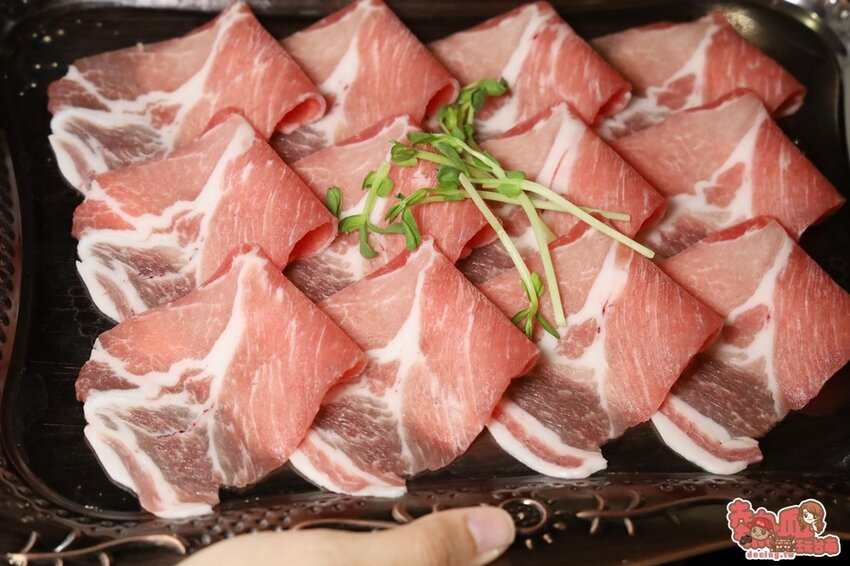 【台南火鍋】叢林系南洋風格型態的火鍋店!海鮮肉品滿到整個快溢出來。母親節、父親節聚餐推薦:花花世界鍋物WHATSWORLDresort-台南東區總店-火鍋界中的唯一奇葩 - 熱血玩台南。跳躍新世界